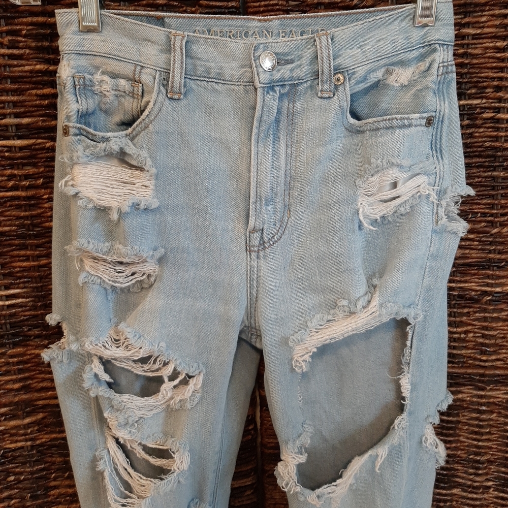 American Eagle Size 0 High Rise Destroyed Mom Jean Light Wash Ripped Distressed - Picture 3 of 10